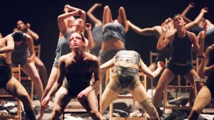 Batsheva Dance Companyn tanssijoita lavalla. Kuva dokumenttielokuvasta Mr. Gaga