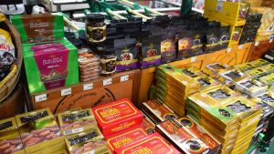 Dadlar är en central ingrediens i malaysiernas diet under ramadan. I livsmedelsaffärerna finns det speciella avdelningar bara för dadlar. Avdelning med endast dadlar i en malaysisk butik inför ramadan.