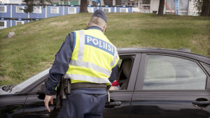 Hälften av de som ertappats för rattonykterhet har varit påverkade av även andra ämnen än alkohol, säger Heli Lintamo på trafikskyddet i Vasa. En polis har stannat en bilförare.