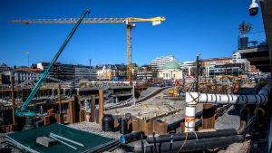Salutorget i Åbo sommaren 2020. År 2021 ska renoveringen vara klar och Salutorget ska återigen bli en samlingsplats i staden. Bygget av parkeingshuset vid Salutorget i Åbo.