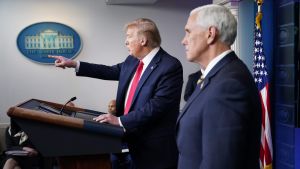 President Trump och vicepresidenten Mike Pence vid ett av Vita husets pressträffar om coronaviruset. Donald Trump tillsammans med Mike Pence i Vita huset i samband med ett av de dagliga pressuppträdandena.
