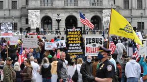 Flera demonstranter runtom i USA, däribland många Trumpanhängare, har på sistone krävt att coronabegränsningarna luckras upp. Bilden är från Harrisburg i Pennsylvania. Demonstranter i Harrisburg, Pennsylvania, kräver att delstaten ska lätta på begränsningarna och öppna upp ekonomin.