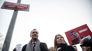 Zdeněk Hřib invigde Boris Nemtsovs torg i Prag den 27. februari 2020, exakt fem år efter att Boris Nemtsov mördades i Moskva. Nemtsovs dotter, Zhanna Nemtsova, talade vid ceremonin. Zhanna Nemtsova jobbar som journalist på Deutsche Welle. Zdenek Hrib på Boris Nemtsovs torg i Prag tillsammans med Nemtsovs dotter Zhanna.