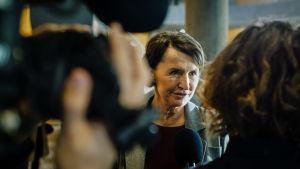 Elisabeth är på slutrakan med sin politiska karriär och tar vågade chanser i en farlig stund. ur serien När dammet lägger sig