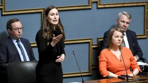 Sanna Marin verkar vara regeringens starkast lysande stjärna – åtminstone ökar stödet för hennes parti exceptionellt mycket. Statsminister Sanna Marin (SDP) i riksdagen den 29 april 2020.