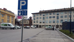 Parkeringsavgifterna och parkeringsboten hämtar in cirka en miljon euro årligen i Borgå stads kassa. En parkeringsplats med några bilar.