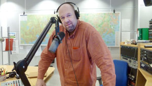 Även om Marcus Rosenlund trivs med rollen som vetenskapsjournalist, kan han ibland bli uppgiven på de saker som diskuteras då det enligt honom skulle finnas så mycket viktigare saker att prata om. Marcus Rosenlund i studion