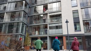 Varje kväll klockan 18 stämmer invånarna i det här seniorhuset upp till sång på balkongen. Äldre som sjunger på balkongen.