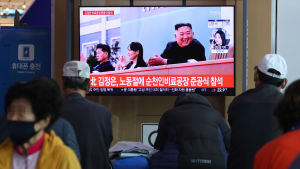 Kim Jong-Uns hälsa kan påverka världspolitiken, så det är naturligt att omvärlden vill hålla koll på den. Här följer några personer på en järnvägsstation i Sydkorea med när teve kablar ut stillbilder på Kim. Stillbilder på Kim Jong-Un visas på en teve på en järnvägsstation i Sydkoreas huvudstad Seoul.