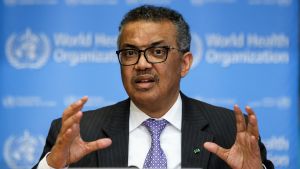 WHO-chefen Tedros Ghebreyesus välkomnar granskningen, men anser inte att verksamheten behöver omstruktureras märkbart. Maailman terveysjärjestön WHO:n pääjohtaja Tedros Adhanom Ghebreyesus puhuu käsillään viittilöiden.