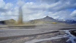 Dokumentti seuraa Islannin luontoa vuodenaikojen muovatessa maisemaa.