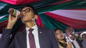 Madagaskars president Andry Rajoelina drack ur en flaska "Covid Organics" vid lanseringsceremonin för "örtmedicinen" i huvudstaden Antananarivo den 20 april. Madagaskars president Andry Rajoelina drack ur en flaska "Covid Organics" vid lanseringsceremonin för "örtmedicinen" i huvudstaden Antananarivo den 20 april.