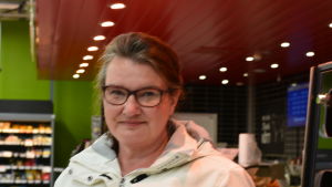 Marina Kolster säger att det är viktigt att hålla avstånd till andra. Leende kvinna