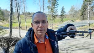 Micke Eriksson använder också drönare för att presentera fastigheter. Micke Eriksson, en man med glasögon och kort hår, håller i en drönare.