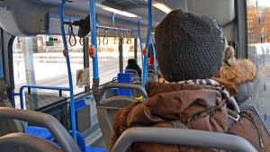 Lojo-, Ingå- och Hangöbor samt raseborgare kan också köpa HRT-biljetter. Bild inifrån en stadsbuss. Man ser flera tomma säten och några passagerare.