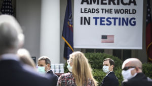 Trumps rådgivare, svärsonen Jared Kushner bar också ansiktsmask under presskonferensen i Vita husets rosenträdgård. USA som "världsmakt" vad gäller coronatestning var temat för presskonferensen. Trumps rådgivare, svärsonen Jared Kushner bar också ansiktsmask under presskonferensen i Vita husets rosenträdgård. USA som "världsmakt" vad gäller coronatestning var temat för presskonferensen.