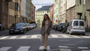 - Stil reflekterar också var man är i livet och vilka roller man har, så som till exempel förälder, studerande eller arbetstagare, säger Kajsa. Kajsa Quinterno vid ett övergångsställe i Helsingfors.
