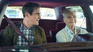 Willard spelade Frank Dunphy, Phil Dunphys (Ty Burrell) pappa, i serien Modern Family. Två personer sitter i en bil.