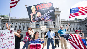 Demonstranter i Harrisburg, Pennsylvania, kräver ett slut på coronarestriktionerna och att småföretagare ska kunna börja jobab igen. Demonstranter i Pennsylvanias huvudstad Harrisburg kräver ett slut på coronarestriktionerna.