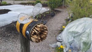 Insektshotell kan ha olika skepnad som den här vid kolonilotterna i Östanåparken i Nickby. Insektshotell i formen av ett bi.