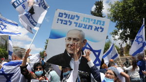 Netanyahhus anhängare samlades utanför domstolsbyggnaden under banderoller med texten "Benjamin Netanyahu går aldrig ensam." Netanyahhus anhängare samlades utanför domstolsbyggnaden under banderoller med texten "Benjamin Netanyahu går aldrig ensam."