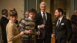 Det är en beräknande hjärtlighet som råder över bankens styrelseordförande Otto Rehnskiölds (Claes Månsson, tredje från vänster) tillställningar. Coctailparty in serien Fartblinda