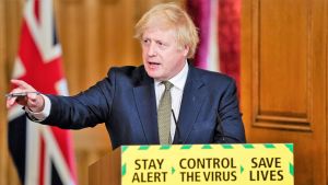 Premiärminister Boris Johnson ber alla att vara försiktiga. Boris Johnson håller tal.