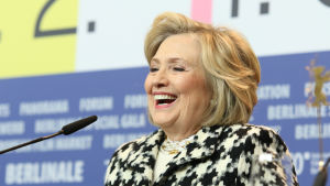 Hillary Clinton under presskonferensen. Hillary Clinton under presskonferensen i Berlin.