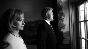 Hillary och Bill Clinton i Vita Huset under den såkallade Lewinsky-affären 1998. Bild från dokumentärserien. Hillary och Bill Clinton i Vita huset, 1999.