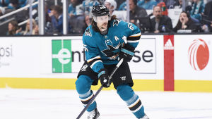 Magiskt bra, men har Erik Karlsson spelat för "fel" NHL-lag hela sin karriär? Erik Karlsson spelar ishockey.