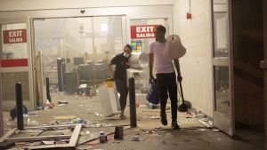 Flera affärer i exempelvis Philadelphia lämnades grundligt vandaliserade och plundrade på söndag kväll. Flera affärer i exempelvis Philadelphia lämnades grundligt vandaliserade och plundrade på söndag kväll.
