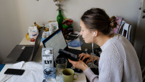 I ett litet kök i en liten lägenhet blir det trångt när man distansarbetar. Ilona Raivio distansarbetar från sitt kök, 24.3 2020.