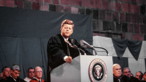 John F. Kennedy pitää puhetta opiskelijoille. USA:n presidentti John F. Kennedy pitämässä puhetta Amherst Collegessa lokakuussa 1963.