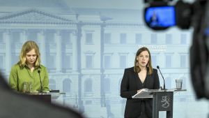 Kulturminister Hanna Kosonen och undervisningsminister Li Andersson berättade bland annat om hur skolorna kunde varva mellan distansundervisning och närundervisning under hösten. Men för det här behövs en lagändring. Undervisningsminister Li Andersson och undervisnings- och kulturminister Hanna Kosonen under presskonferensen den 4 juni.