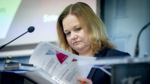 Familje- och omsorgsminister Krista Kiuru (SDP) har sagt att vårdreformen nu är mer avskalad än tidigare. Det är en sanning med modifikation. Ministerityöryhmän sote-linjauksia koskevat uudistukset esiteltiin 5.6.2020