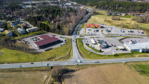 I Läpp vid riksväg 25 finns bland annat järnhandlar och inredningsbutiker. Service stationerna i Karis vid riksväg 25