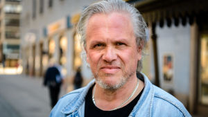 Henrik Frölich konstaterar att den utpekade nu inte kan försvara sig. Henrik Frölich iklädd svart skjorta och jeansjacka. Han har gråaktigt hår och skägg.