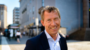 Olle Jonsson hoppas utredningen nu verkligen är slut och över. Olle Jonsson är klädd i svart kavaj och blårutig skjorta. Han ser glad ut.