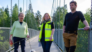 Karin Svahnström, som vistats längs Svartån hela livet, grönområdesplanerare Maria Eriksson och Joakim Mäkelä som är ansvarig trädgårdsmästare i Raseborg. Karin Svahnström, Maria Eriksson, Joakim Mäkelä.