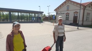 Odert von Essen och Dolores Mikander-Malmberg Två personer på gården vid Jakobstad-Pedersöre tågstation.