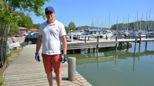 Jukka Rajala tycker att den nuvarande promillegränsen är för hög. Jukka Rajala, en man klädd i blå keps, solglasögon, vit t-skjorta och röda shorts, står ute på en brygga.