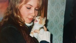 Som tonåring började Sofie Stara reflektera över sitt köttätande. Ung Sofie Stara med kattunge.