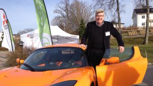Kaj Mickos körde elbil redan för 10 år sedan, i Småland, där han jobbade med små och medelstora företag och deras innovationsprocesser. Kaj Mickos vid gul elbil.