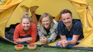 BUU-klubbsledarna Malin, Lisa och Jontti på BUU-sommar inspelning i Borgå BUU-klubbsledarna Malin, Lisa och Jontti ligger på mage i ett tält och tittar mot oss genom i tältöppningen
