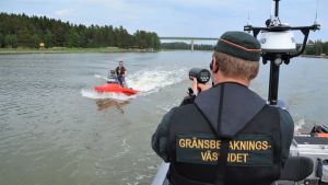 Oerfarna sjöfarare tenderar glömma hålla hastigheten. En sjöbevakare som mäter hastigheten på en vattenskoter.