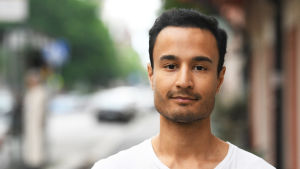 Raj har trivts i Helsingfors sen han började studera. Rahul Raj poserar i Rödbergen.