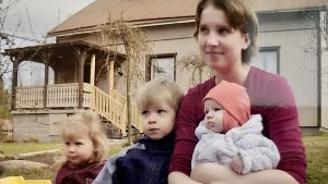 Philip tillsammans med sin unga mamma och småsystrarna Janina och Evelina. Philip Järvenpää som barn med mamma och syskonen på gården.