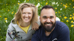 Programledarna Lisa och Emil rekommenderar BUU-önskemusik BUU-klubbsledarna Lisa och Emil sitter och ler mot kameran.