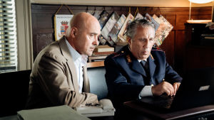 Komisario Salvo Montalbano (Luca Zingaretti) ja tietokonevelho Catarella (Angelo Russo). Terävä ja omapäinen komisario Salvo Montalbano palaa ruutuun sarjan 13. ja 14. kauden jaksoissa.