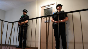 Poliser står på vakt utanför den lägenhet i Reading där den misstänkte gärningsmannen uppges ha bott. Där genomfördes också en husrannsakan redan under natten efter dådet. Poliser står på vakt utanför den lägenhet i Reading där den misstänkte gärningsmannen uppges ha bott. Där genomfördes också en husrannsakan redan under natten efter dådet.
